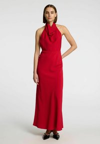 Abito rosso con scollo all'americana e scollatura drappeggiata, vita aderente, lungo fino al pavimento con una leggera svasatura. Texture liscia senza pattern visibili.