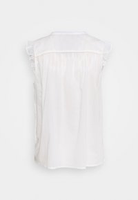 Weiße ärmellose Bluse mit Rüschendetails an den Schultern und einer gerafften Rückenpasse, vor einem schlichten Hintergrund präsentiert.