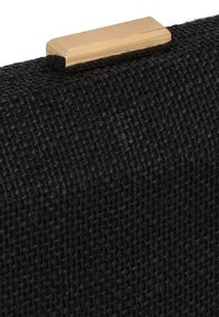 Fekete szövetből készült clutch arany téglalap alakú csattal. Texturált felület, szoros szövési mintázattal, amely elegáns, visszafogott dizájnt kínál.