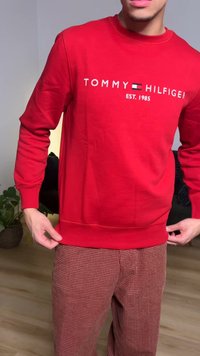 Rode trui met ronde hals, voorzien van het logo 'TOMMY HILFIGER EST. 1985' in het wit. Gemaakt van een katoenmix, met een casual pasvorm.