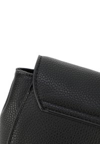 Borsa a mano in pelle nera con superficie strutturata, caratterizzata da una forma rigida, flap arrotondato e dettagli cuciti lungo i bordi.