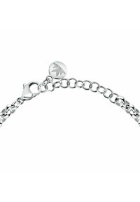 Bracciale in argento con anelli intrecciati e chiusura a moschettone. Presenta un ciondolo rotondo con un design a foglia. Finitura liscia e lucida.