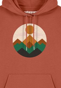 Roestkleurige hoodie met een cirkelvormige grafiek van bergen en een zon, voorzien van groene, bruine en zwarte accenten. Trekoord in de capuchon.