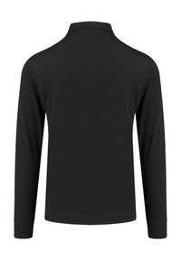 Langærmet sort polo-shirt lavet af blødt stof. Har en klassisk krave og knaplukning ved halsen. Simpelt, udekoreret design.