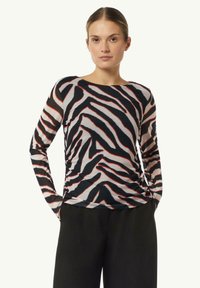 Langarmshirt mit Zebra-Streifenmuster in Schwarz, Weiß und Rot. Hergestellt aus leichtem Material mit lockerer Passform und rundem Ausschnitt.