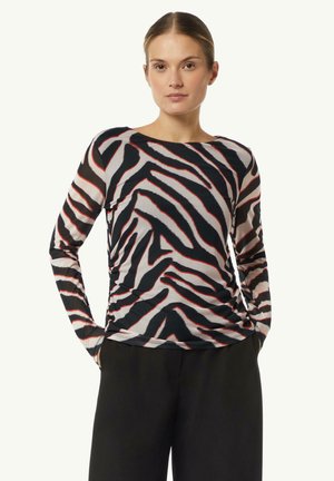 Langarmshirt mit Zebra-Streifenmuster in Schwarz, Weiß und Rot. Hergestellt aus leichtem Material mit lockerer Passform und rundem Ausschnitt.