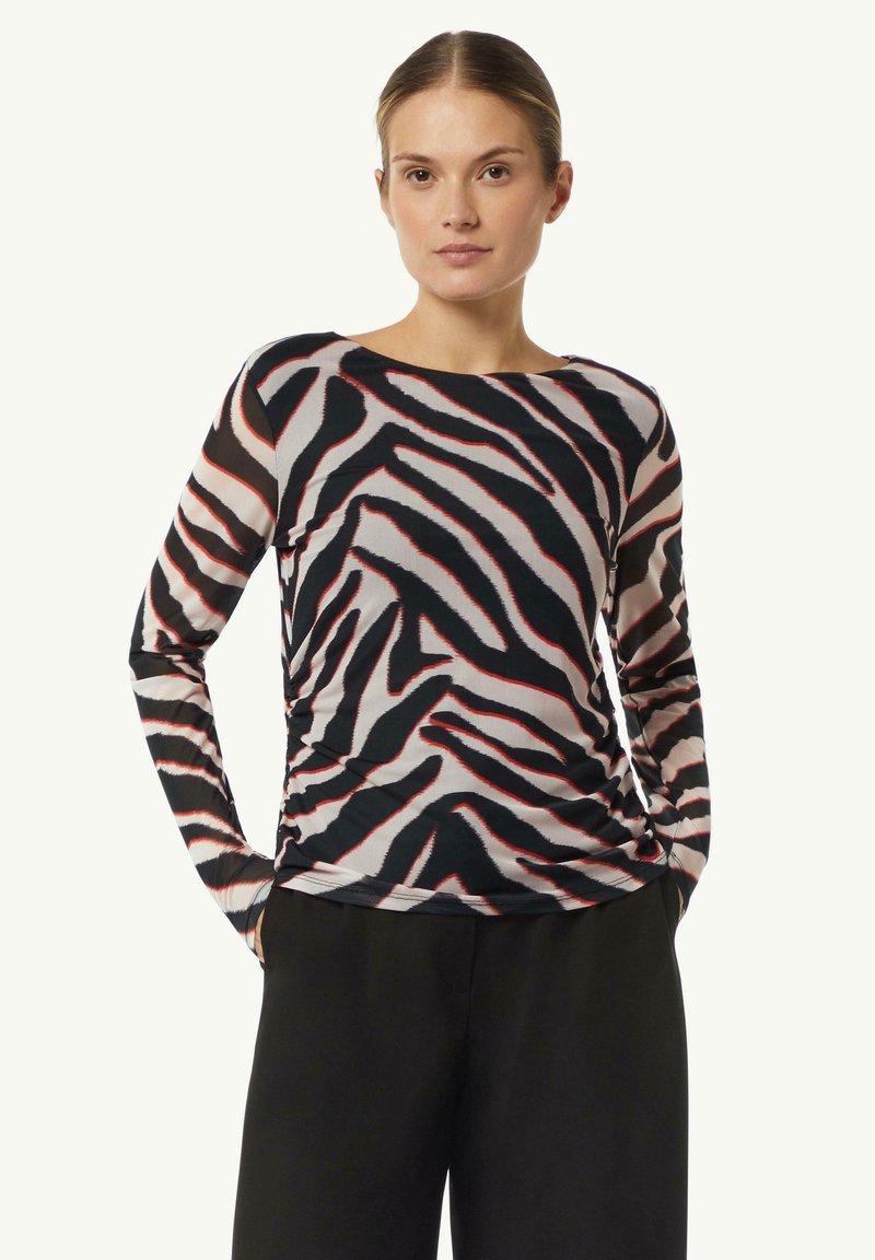 Langarmshirt mit Zebra-Streifenmuster in Schwarz, Weiß und Rot. Hergestellt aus leichtem Material mit lockerer Passform und rundem Ausschnitt.