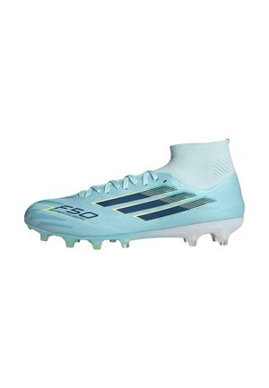 Hellblauer Adidas F50 Fußballschuh mit schwarzen Streifen, Schnürsenkeln und einem hohen, sockenähnlichen Knöchelkragen, entwickelt für festen Untergrund.