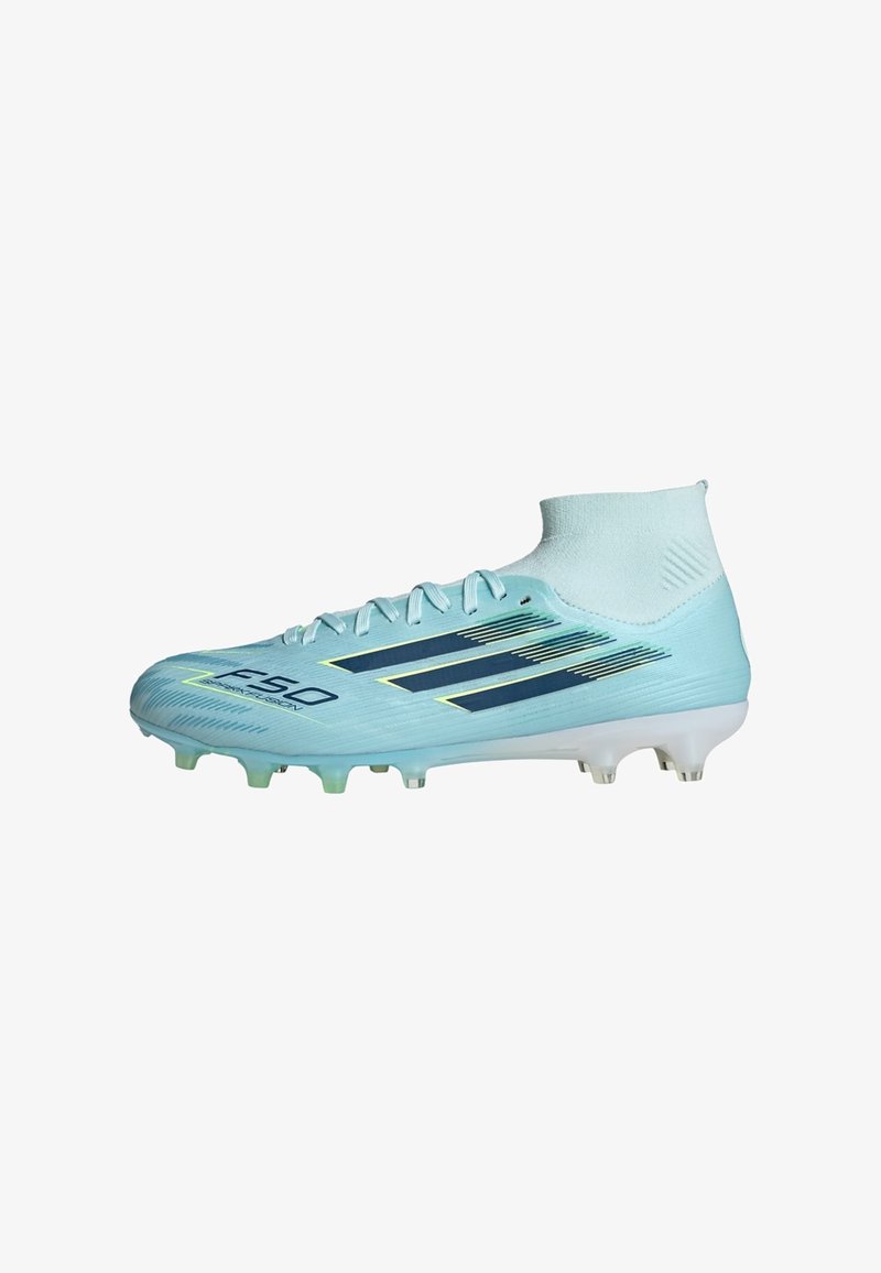 Chaussure de football Adidas F50 bleu clair avec des bandes noires, des lacets et un col montante de type chaussette, conçue pour terrain ferme.