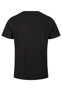 Camiseta de algodón negra con cuello redondo clásico, mangas cortas y una textura suave; parte trasera lisa sin gráficos ni patrones.