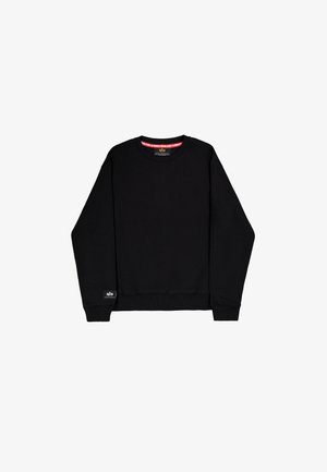 Sweatshirt noir à manches longues, col rond, poignets et ourlet côtelés, avec une étiquette de marque en bas à gauche et une étiquette intérieure rouge.