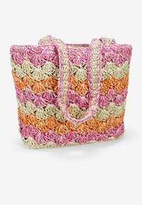 Bolso de tote tejido en colores rosa, naranja y crema, con un patrón de olas textura y dos asas resistentes. Hecho de materiales naturales.