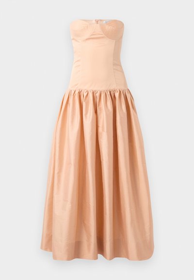 Pusero peach strapless tehty sileästä kankaasta, jossa on tiukka yläosa ja ryhdikäs, volyyminen hame. Takana vetskari ja kupin yksityiskohtia.