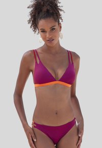 Set di bikini in un profondo colore magenta con accenti arancioni. Il top ha spalline sottili e forma triangolare; i pantaloni sono a vita bassa con dettagli a intaglio.