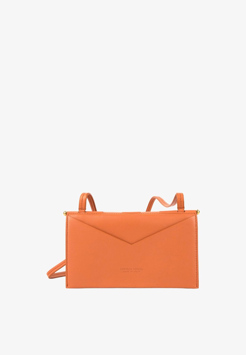 Sac bandoulière rectangulaire en cuir orange avec fines bretelles et nom de marque subtilement embossé sur le devant, fabriqué en Italie.