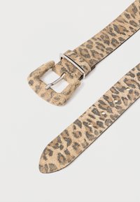 Leparda raksta zamšs josta ar kvadrātveida sudraba sprādzi, ar maigu tekstūru un caurumiem regulēšanai gar jostas garumu.