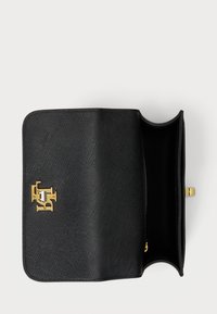 Clutch din piele Saffiano neagră cu accesorii aurii. Prezintă o suprafață texturată și un compartiment deschis. Detaliu cu logo pe față.