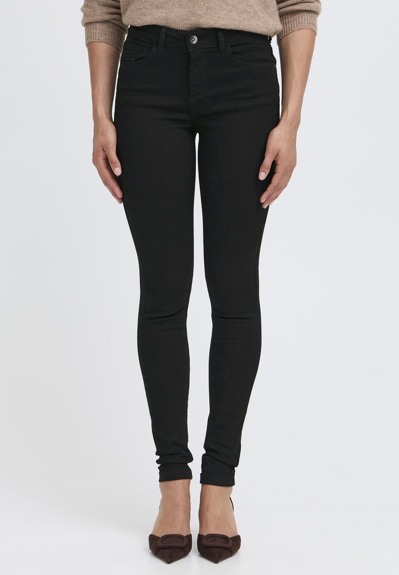 Černé skinny džíny s klasickým pětikapsovým designem, předním zapínáním na knoflík a zúženými nohavicemi pro přilehlý vzhled.