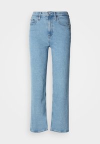 Jean droit bleu clair en denim, avec un design classique à cinq poches, fermeture à bouton à l'avant et détails de couture subtils.