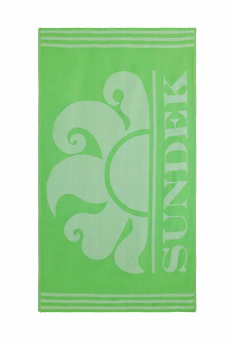 Asciugamano da spiaggia verde con un grande motivo floreale a spirale e il testo "SUNDEK". Presenta strisce orizzontali nella parte superiore e inferiore. Texture morbida.