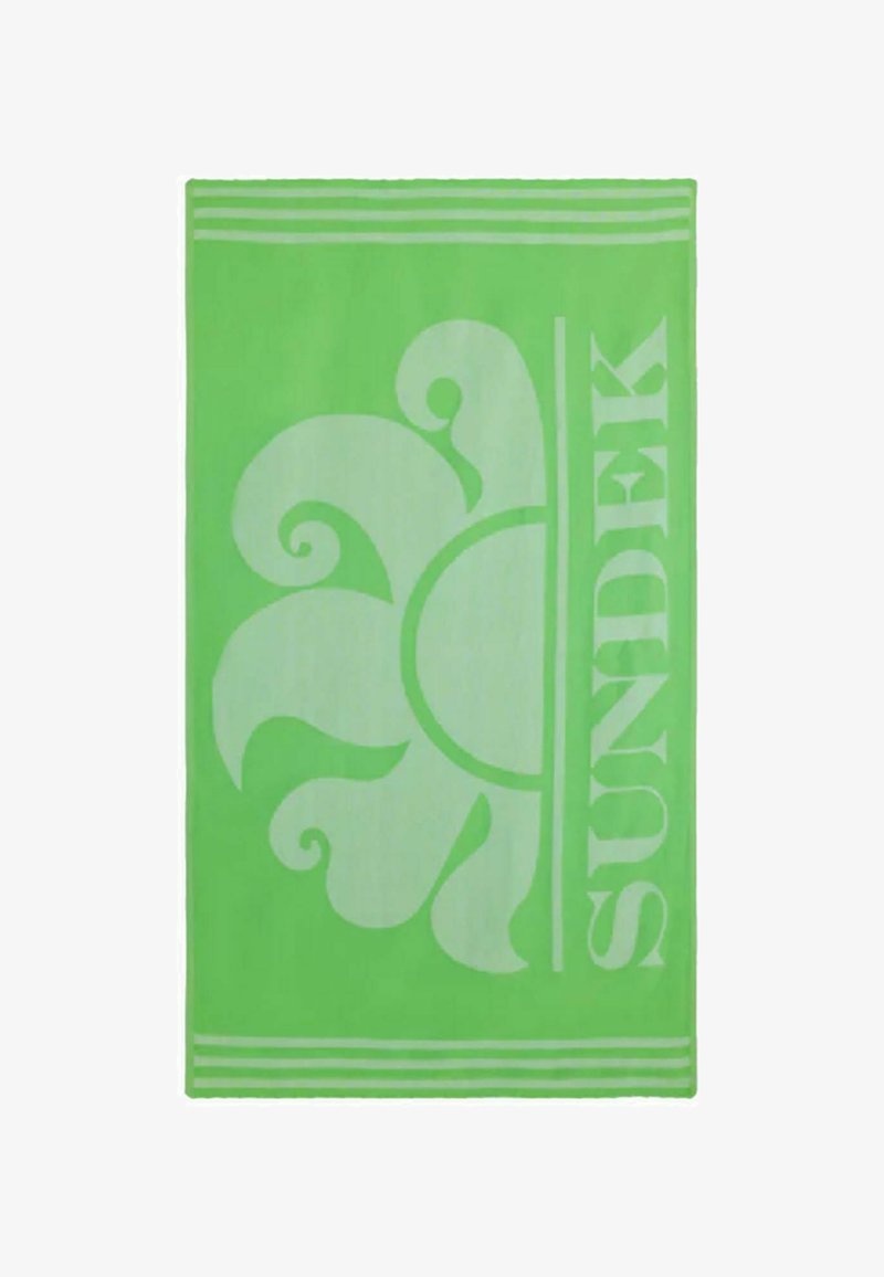 Asciugamano da spiaggia verde con un grande motivo floreale a spirale e il testo "SUNDEK". Presenta strisce orizzontali nella parte superiore e inferiore. Texture morbida.