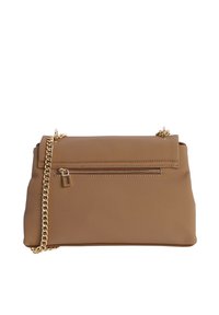 Bolso de mano sintético beige con una superficie texturizada, strap de cadena dorada y un bolsillo con cremallera en la parte frontal. Forma rectangular compacta.