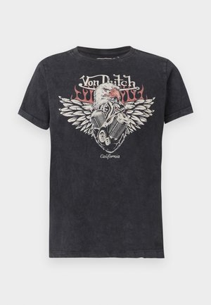 Tricou negru cu mâneci scurte, cu cap și aripi de vultur, grafică de motor vintage de motocicletă, flăcări roșii și textul "Von Dutch California" pe față.