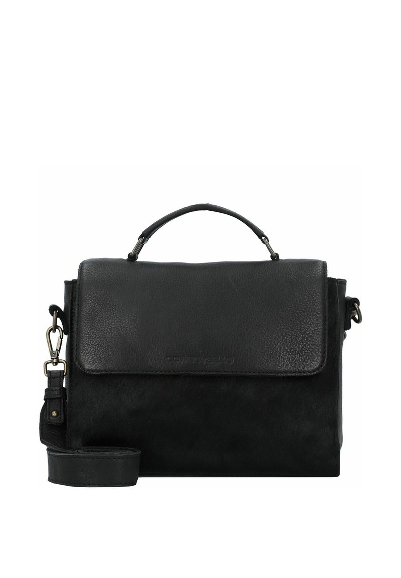 Zwarte leren tas met een structuurover oppervlak, voorzien van een handvat aan de bovenkant, een verstelbare schouderband en een klep sluiting. Minimalistisch ontwerp.