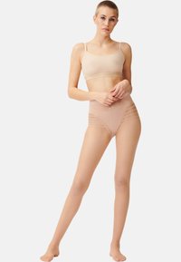Set di bralette e slip a vita alta in colore nude, con una texture liscia, spalline sottili e dettagli a strisce sugli slip.