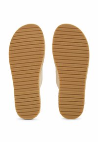 Suole di scarpe con un motivo rigato in gomma marrone chiaro. Incisione del logo "HILFIGER" e scanalature testurizzate costanti per una migliore trazione.