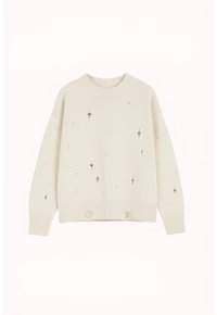 Krémový pletený sveter s okrúhlym výstrihom, zdobený čiernymi diamantovými vzormi a jedinečnými gombíkmi na leme a rukávoch.