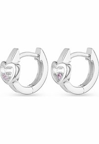 Silverörhängen i form av hjärtan med en rosa ädelsten som accent. Slät yta med polerad finish och gångjärnslås.