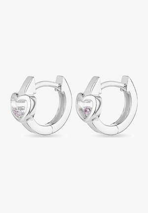 Orecchini a cerchio argentati con un design a forma di cuore e un accento gemma rosa. Superficie liscia con finitura lucida e chiusura a cerniera.