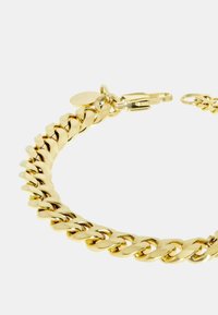 Bracciale in oro con maglie intrecciate, finitura lucida e un fermo sicuro con un'etichetta decorativa attaccata.