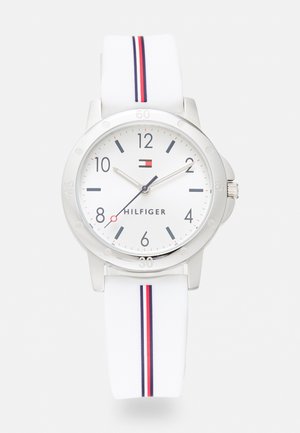 Wit siliconen horloge met een ronde zilverkleurige kast, een witte wijzerplaat met zwarte cijfers en rode en blauwe gestreepte accenten.