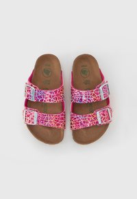 Ružové sandále s prasklinovým vzorom, vybavené dvoma nastaviteľnými kovovými prackami a hnedou, štruktúrovanou stielkou.