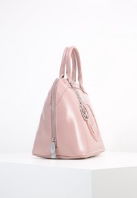 Różowa, błyszcząca torebka o kształcie trójkąta, z uchwytami, srebrnym zamkiem błyskawicznym i detalem z logo. Gładka tekstura z widocznymi szwami i akcentami.