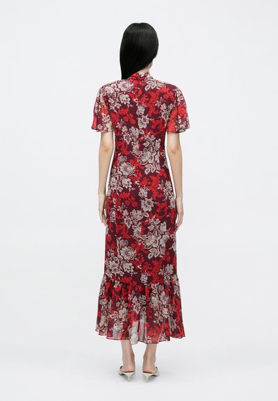 Vestido midi vermelho com flores, mangas curtas, bainha com folhos e silhueta justa. Apresenta padrões florais intrincados em branco e rosa claro.