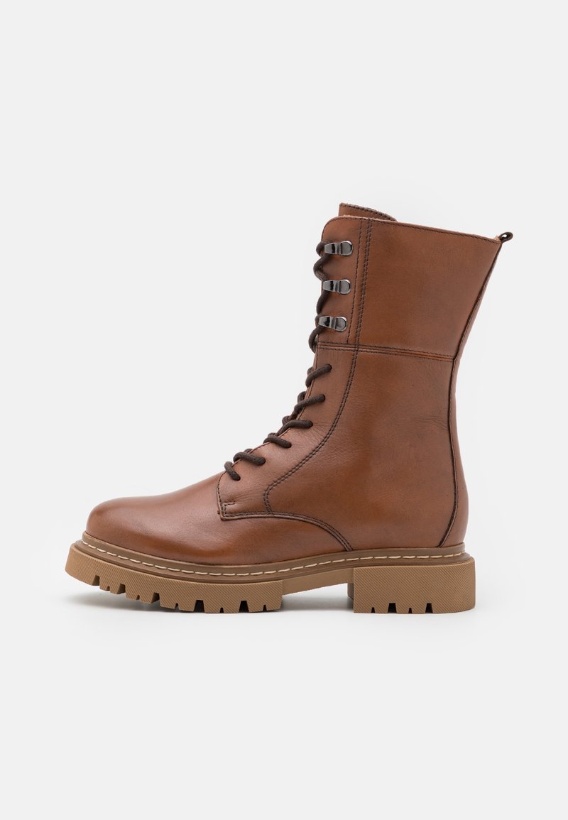 Brune læder lace-up ankelstøvle med en kraftig sål, der har metaløjer og en let afrundet tå. Struktureret overflade og syningsdetaljer.
