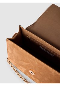 Brązowa torebka z zamszu z złotym łańcuchem na ramię, z gładkim wnętrzem i zamykaną kieszonką do bezpiecznego przechowywania. Płaski design, minimalna ilość dodatków.