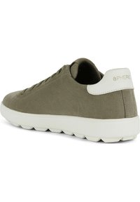 Sneaker in suede oliva con suola in gomma bianca, forma arrotondata e design minimalista. Presenta un logo sul tallone. Chiusura con lacci.