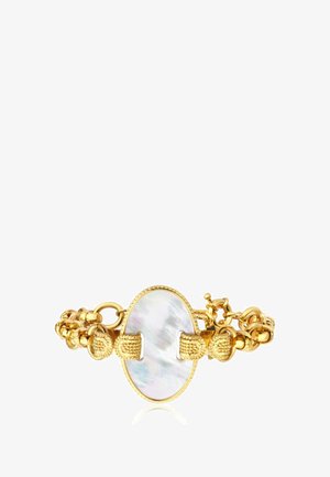 Bracelet en or avec un élément central ovale en nacre et des fermoirs dorés texturés, avec un design à chaîne multi-maillons.