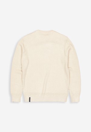 Beiger Strickpullover mit rundem Ausschnitt, gerippten Bündchen und Saum, der über eine subtile Textur und ein kleines Markenetikett in der linken unteren Ecke verfügt.