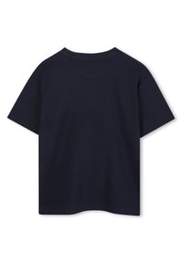 Marineblauwe katoenen t-shirt met korte mouwen, een ronde halslijn en een relaxte pasvorm. Geschikte textuur, geen zichtbare patronen of hardware.