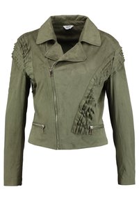 Veste en suède synthétique vert olive avec une texture plissée, fermeture éclair et deux poches zippées à l'avant. Présente un col et un design épuré.
