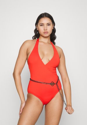 Maillot de bain une pièce rouge avec un décolleté en V profond, des bretelles halter et une ceinture en chaîne avec un logo circulaire. Matière lisse et extensible.