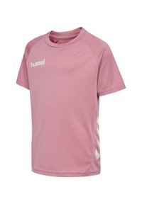 T-shirt de sport rose à manches courtes avec le logo blanc "hummel" sur la poitrine et des bandes blanches en forme de chevrons sur les coutures latérales.