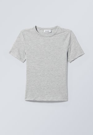 Világosszürke, rövid ujjú póló puha anyagból. Kerek nyakkivágással és egyszerű, letisztult vonalakkal rendelkezik, minta vagy dísz nélkül.