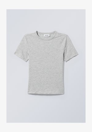 Světle šedé tričko s krátkým rukávem vyrobené z měkké látky. Má kulatý výstřih a jednoduché, čisté linie bez vzorů či ozdob.