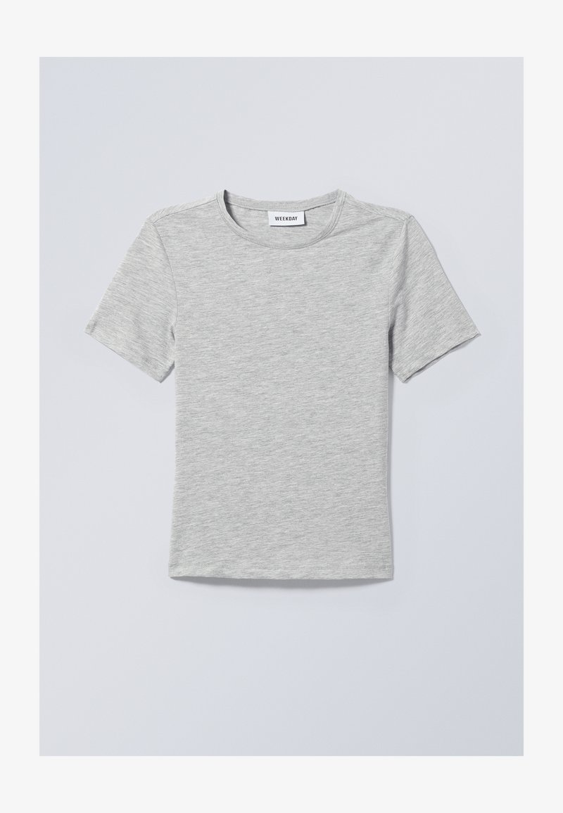 Γκρι ανοιχτό κοντομάνικο t-shirt κατασκευασμένο από μαλακό ύφασμα. Έχει στρογγυλή λαιμόκοψη και απλές, καθαρές γραμμές χωρίς σχέδια ή διακοσμήσεις.